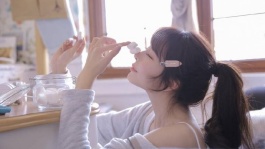 裸体美女脱内衣的视频[蓝光]